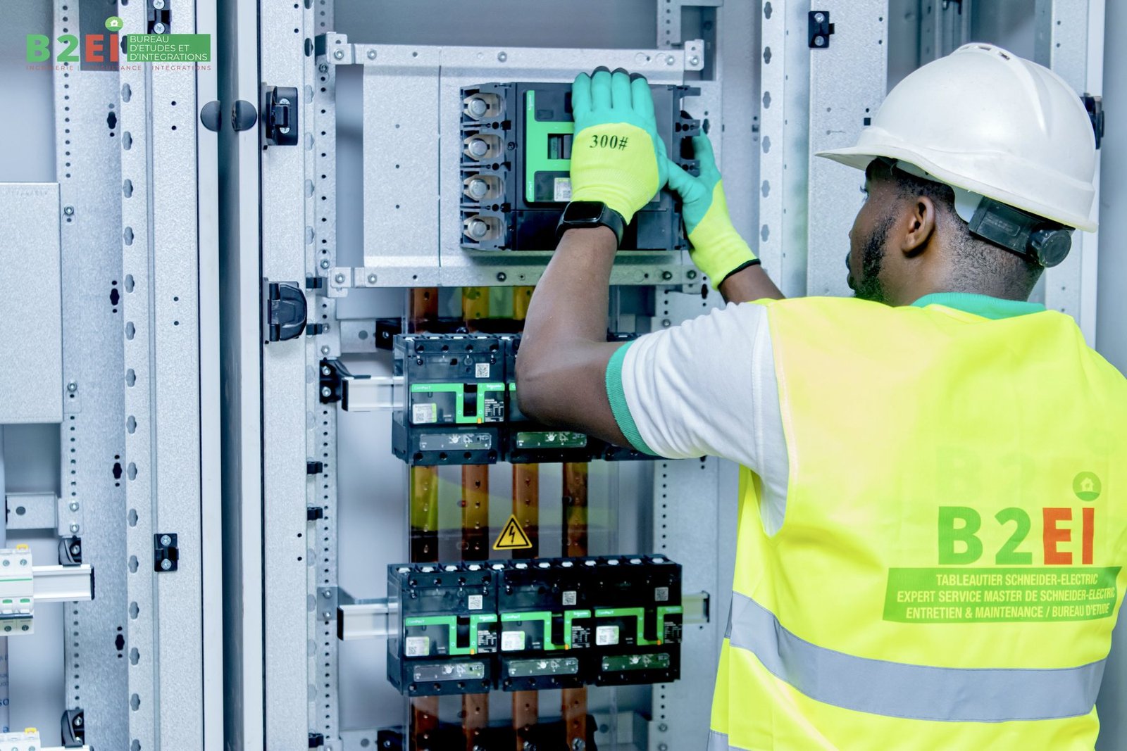 Technicien B2EI en intervention devant une armoire électrique industrielle