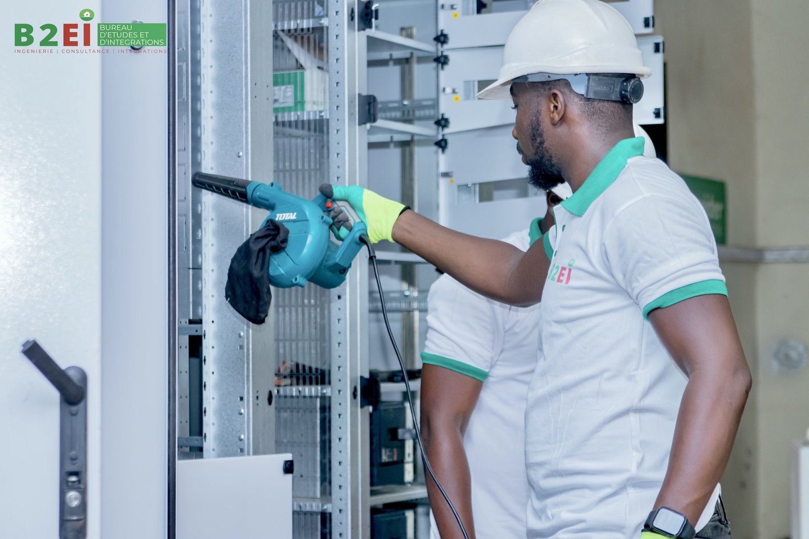 Technicien B2EI réalisant un contrôle